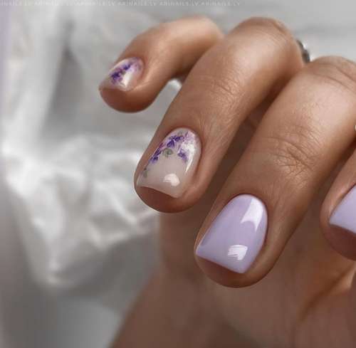 Manucure douce lilas