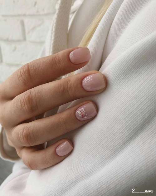 Manucure délicate en quartz rose