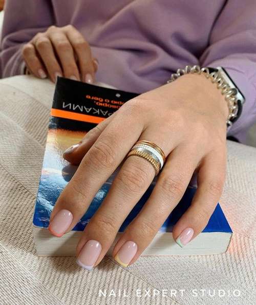 Veste colorée pour ongles courts: design photo 2026, tendances