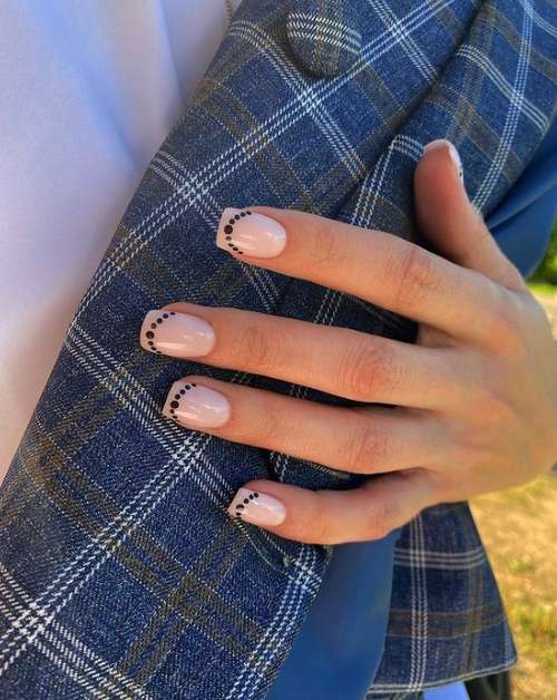 Veste colorée pour ongles courts: design photo 2026, tendances
