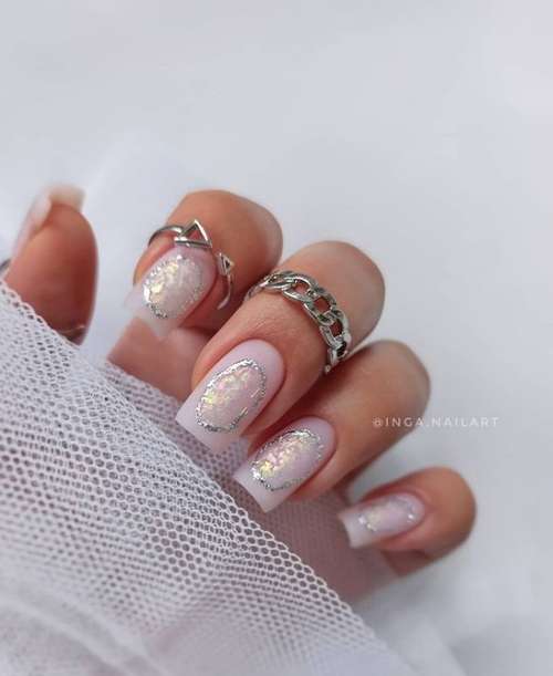 Taches délicates sur les ongles