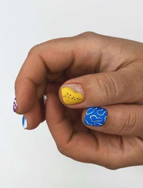 Manucure avec un motif pour les ongles courts: tendances 2026, photos