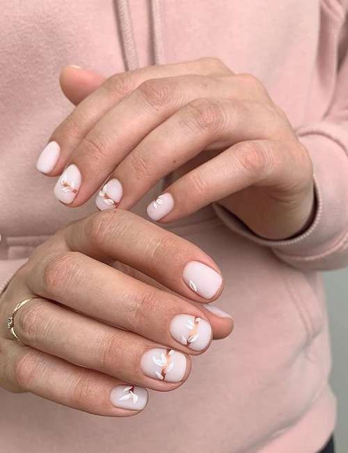 Manucure au lait pour ongles courts 2026: photo, design de mode