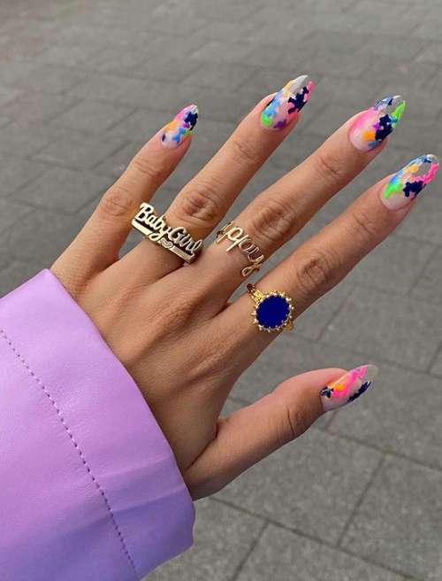 Manucure translucide avec un design 2025-2026: nouveautés photo