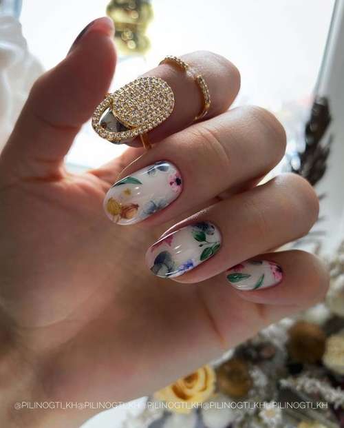 Manucure translucide avec un design 2025-2026: nouveautés photo