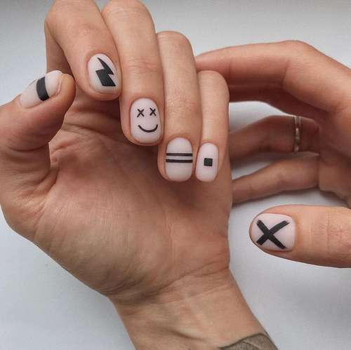 Manucure translucide avec un design 2025-2026: nouveautés photo