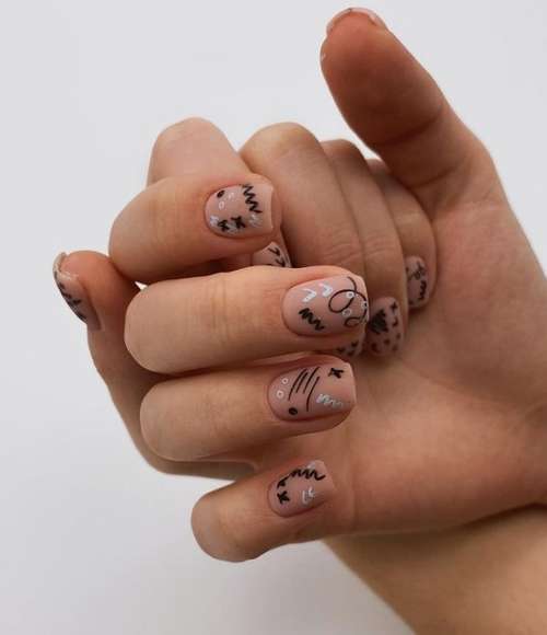 Manucure beige 2025-2026: nouveaux designs d'ongles