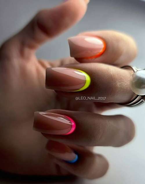 Beige avec une manucure d'accent lumineux