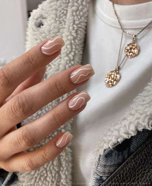 Manucure beige 2025-2026: nouveaux designs d'ongles