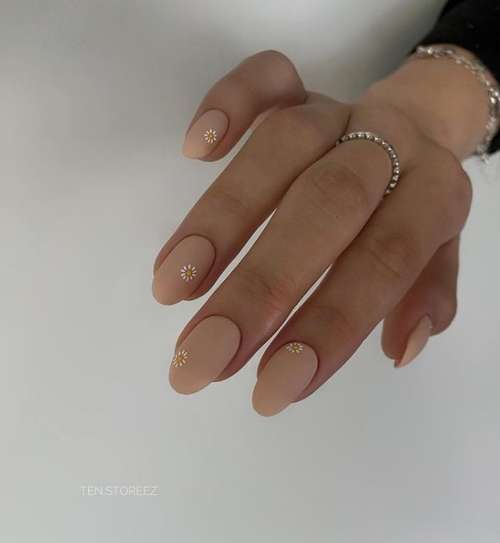 Manucure beige 2025-2026: nouveaux designs d'ongles