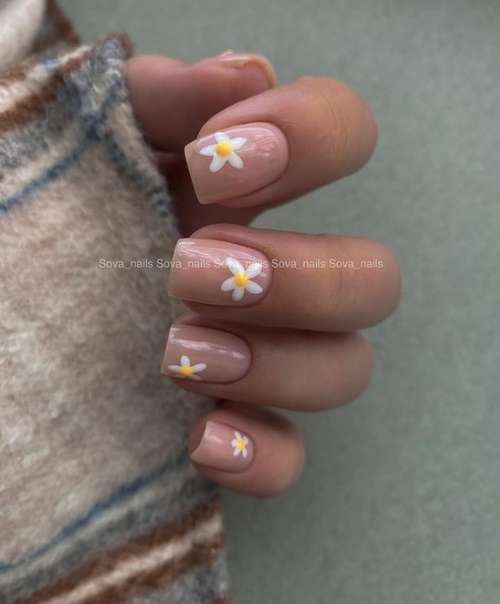 Manucure beige 2025-2026: nouveaux designs d'ongles