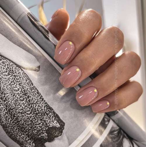 Manucure beige 2025-2026: nouveaux designs d'ongles