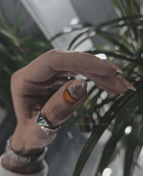 Manucure lunaire 2025-2026: photos, nouveaux designs d'ongles