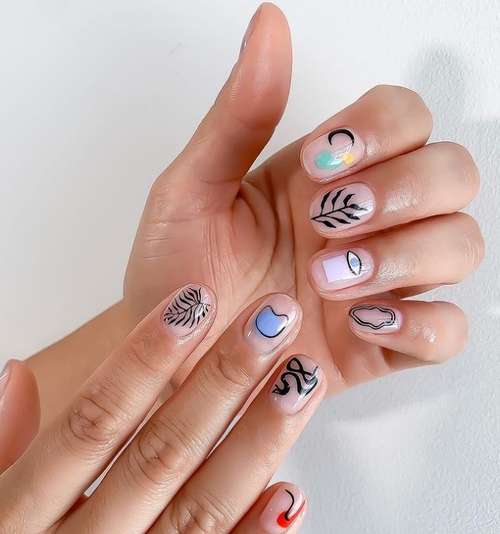 Différentes mains avec des feuilles