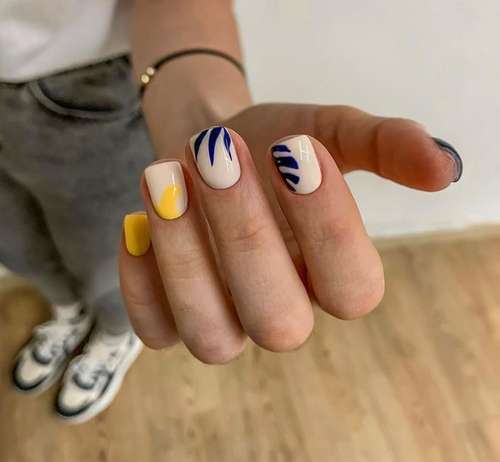 Manucure avec des feuilles: design 2025-2026, nouveaux articles sur la photo