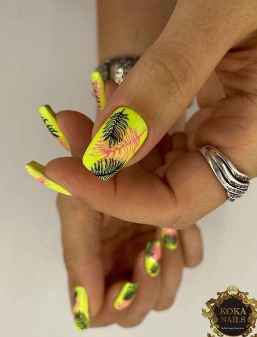 Manucure lumineuse avec des feuilles