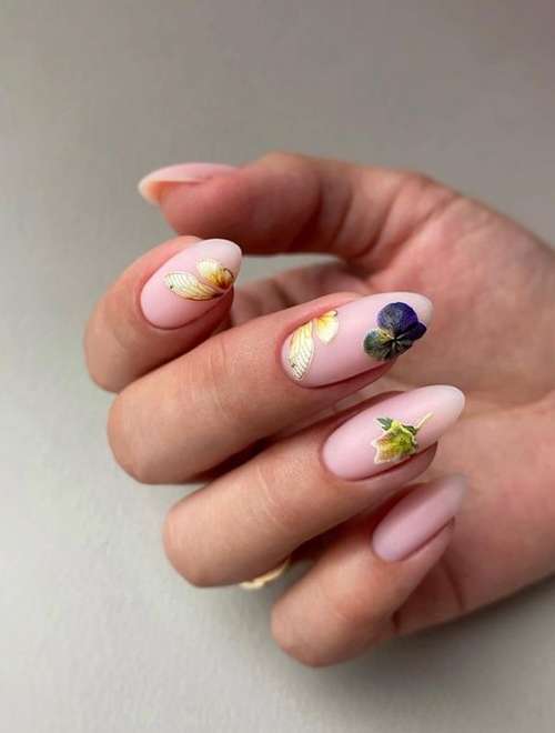 Manucure avec des feuilles: design 2025-2026, nouveaux articles sur la photo