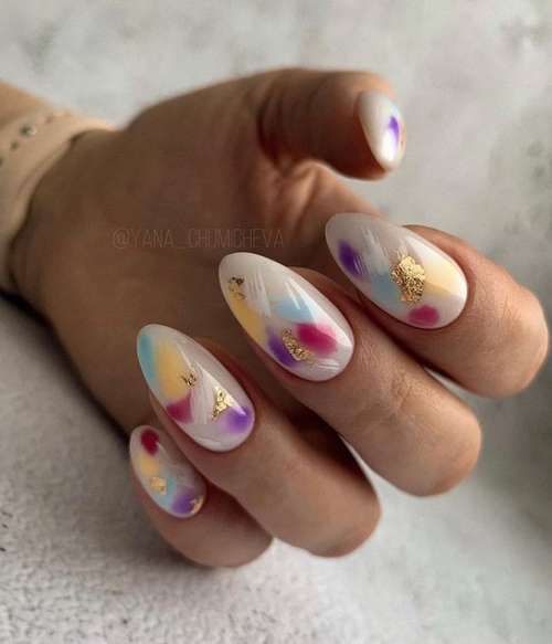 Manucure avec de l'or 2025-2026: nouveautés design tendance