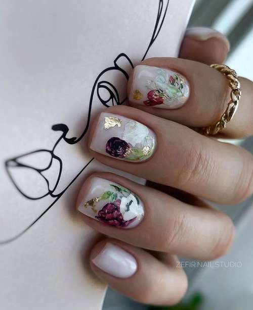 Manucure avec de l'or 2025-2026: nouveautés design tendance