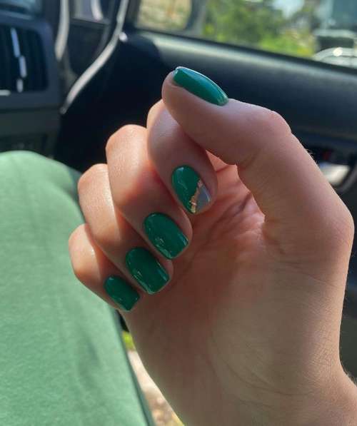 Manucure avec de l'or 2025-2026: nouveautés design tendance