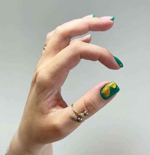 Manucure avec de l'or 2025-2026: nouveautés design tendance