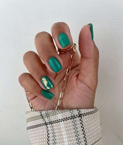 Manucure avec de l'or 2025-2026: nouveautés design tendance