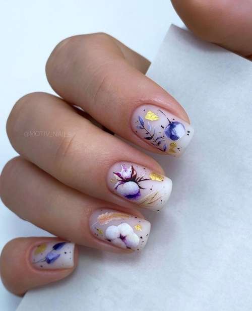 Manucure avec de l'or 2025-2026: nouveautés design tendance