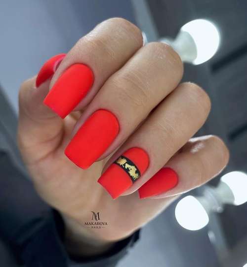 Manucure avec de l'or 2025-2026: nouveautés design tendance