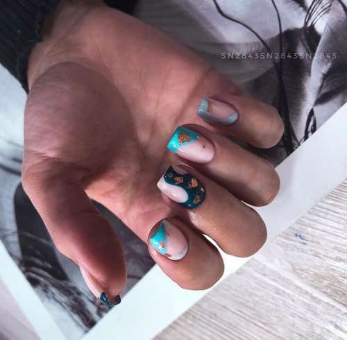 Manucure avec de l'or 2025-2026: nouveautés design tendance