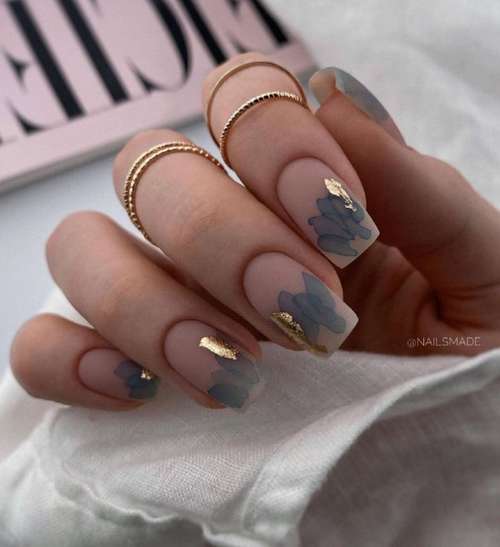 Manucure avec de l'or 2025-2026: nouveautés design tendance