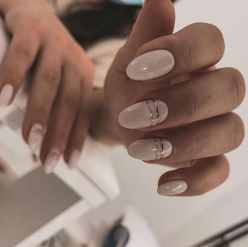 Manucure avec de l'or 2025-2026: nouveautés design tendance