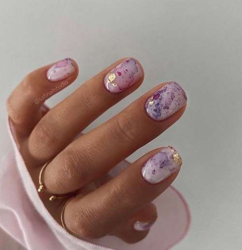 Manucure avec de l'or 2025-2026: nouveautés design tendance