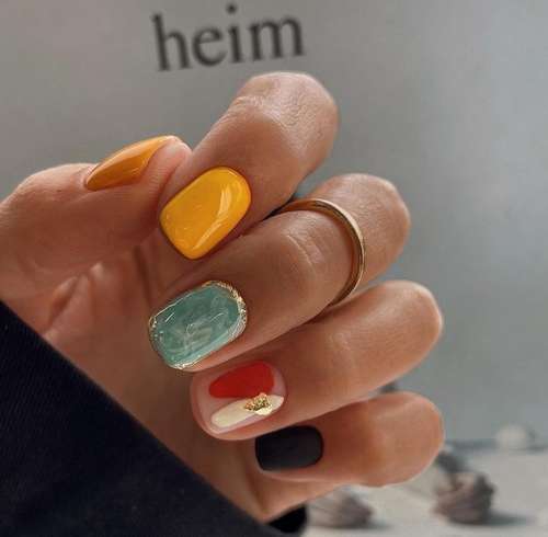 Manucure avec de l'or 2025-2026: nouveautés design tendance