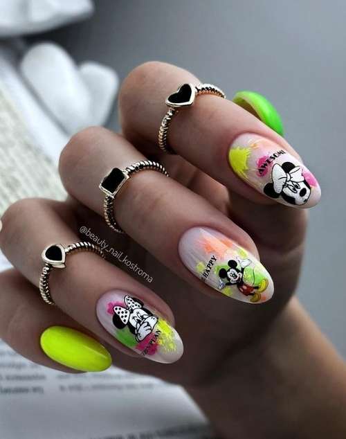 Différents modèles d'ongles avec des images