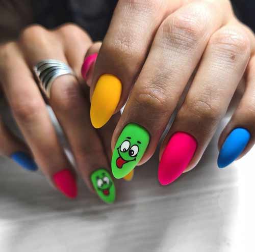 Différentes couleurs d'ongles
