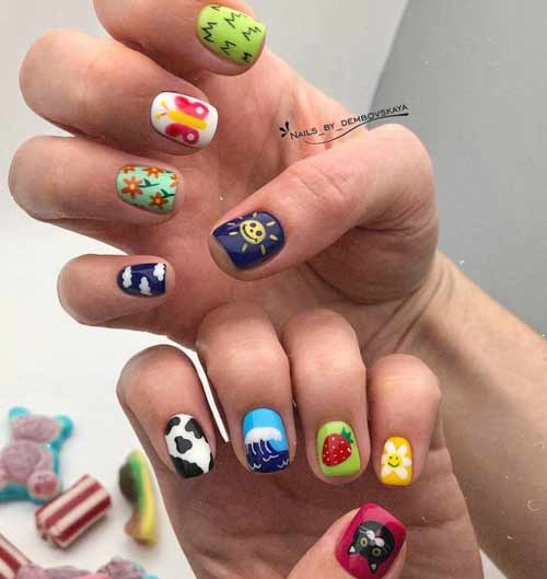 Ongles courts avec différents designs