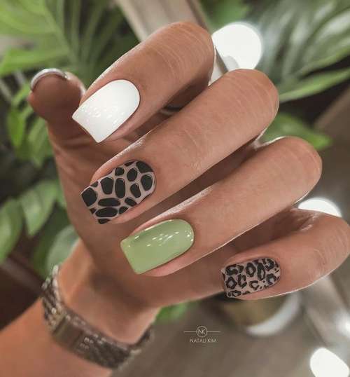 Ongles de différentes couleurs