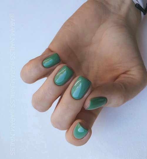 Manucure courte vert foncé