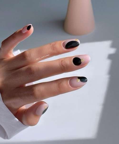 Manucure noir et or 2025-2026: nouvelles photos design