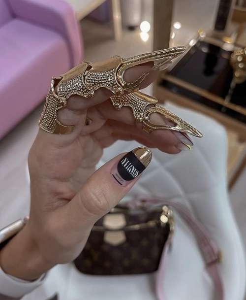 Manucure noir et or 2025-2026: nouvelles photos design