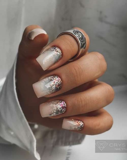 Manucure noir et or 2025-2026: nouvelles photos design