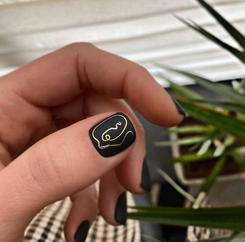 Manucure noir et or 2025-2026: nouvelles photos design