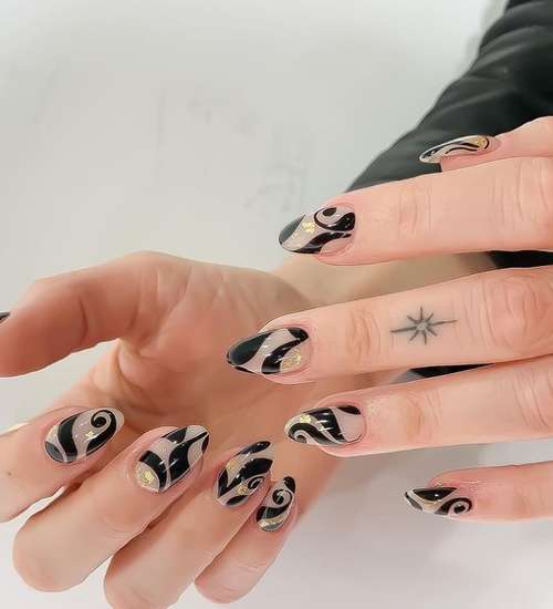 Manucure noir et or 2025-2026: nouvelles photos design