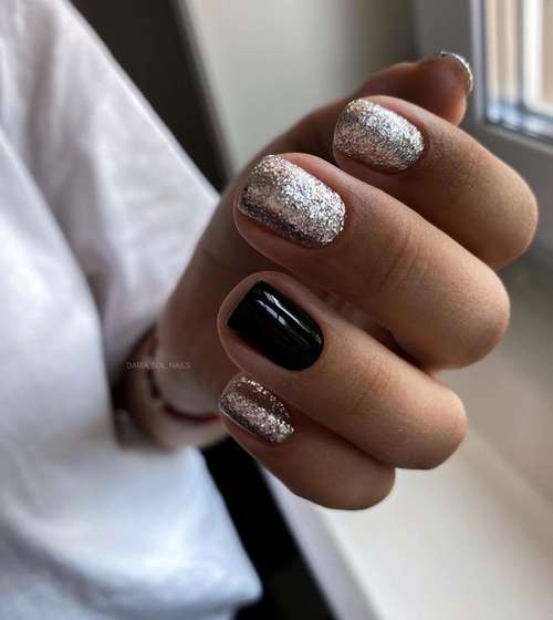 Manucure noir et or 2025-2026: nouvelles photos design