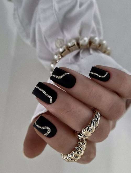 Manucure noir et or 2025-2026: nouvelles photos design