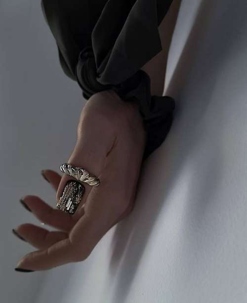 Manucure noir et or 2025-2026: nouvelles photos design