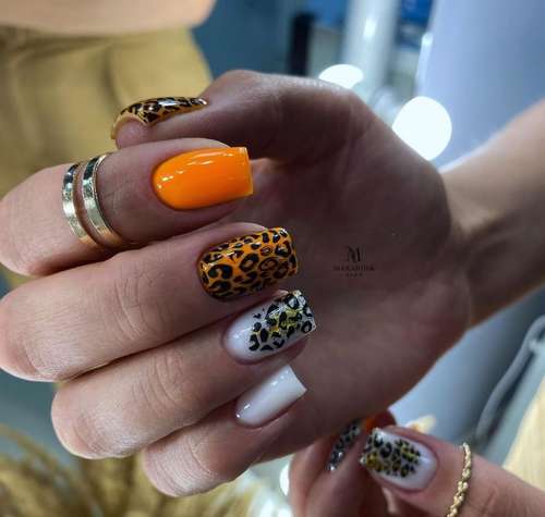 Manucure noir et or 2025-2026: nouvelles photos design