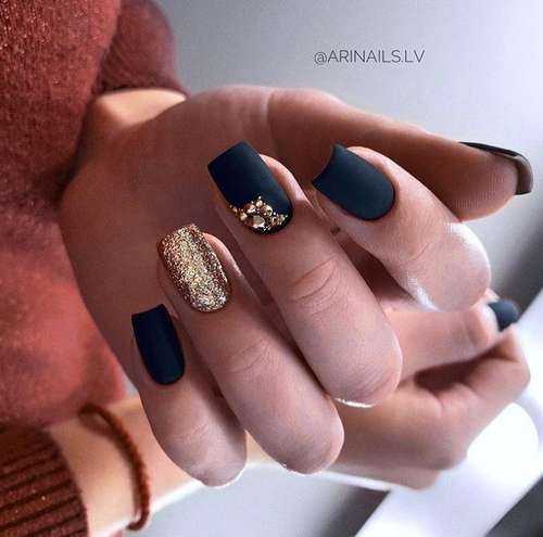 Manucure noir et or 2025-2026: nouvelles photos design