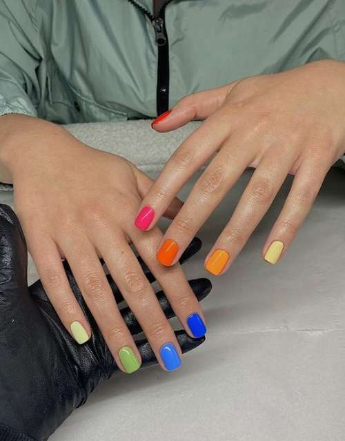 Manucure pour ongles carrés courts : l'actualité mode 2025-2026