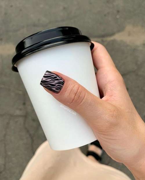 Manucure pour ongles carrés courts : l'actualité mode 2025-2026